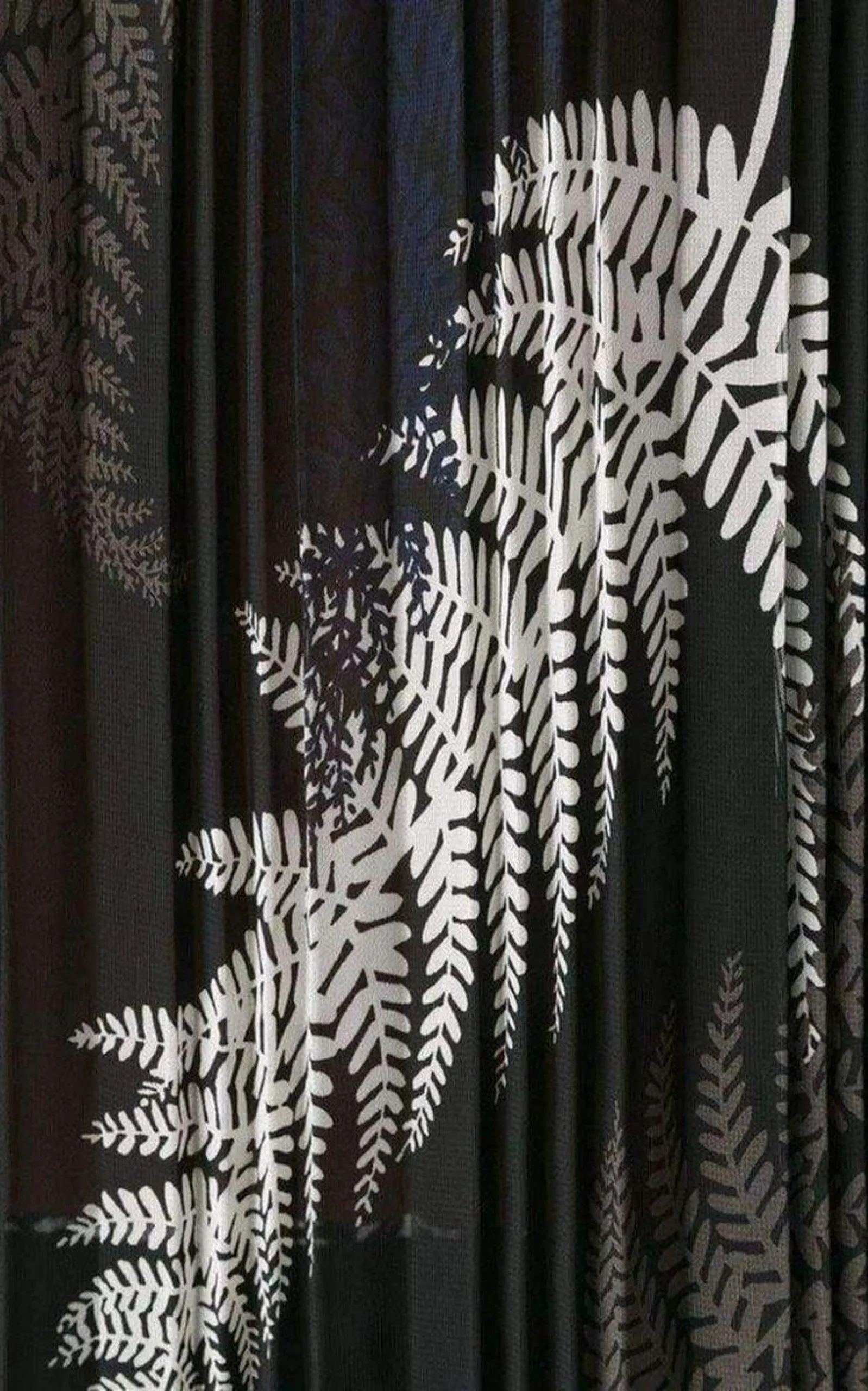 Back Pleat Black T-shirt